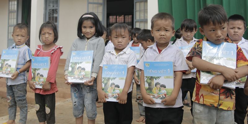 Trao tặng sách giáo khoa cho trẻ em khó khăn 